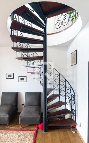 Apartamento à venda com 113m², 2 quartos e 1 vaga Apartamento à venda com 113m², 2 quartos e 1 vagaEscada