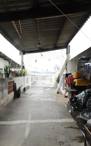 Casa à venda com 185m², 3 quartos e 3 vagas Casa à venda com 185m², 3 quartos e 3 vagasquintal - área de cima da casa