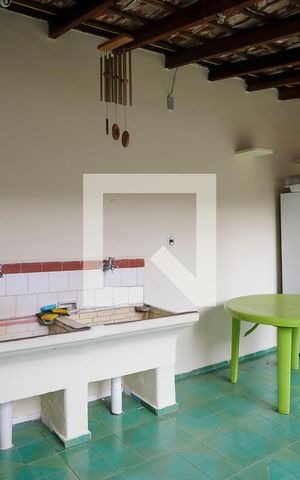 Casa à venda com 10m², 2 quartos e 1 vagaÁrea de serviço