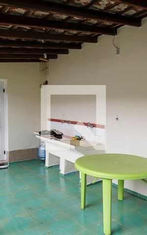 Casa à venda com 10m², 2 quartos e 1 vagaÁrea de serviço