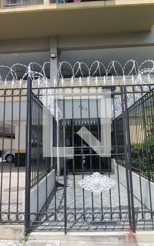 Apartamento à venda com 74m², 2 quartos e 1 vagaFachada e portaria