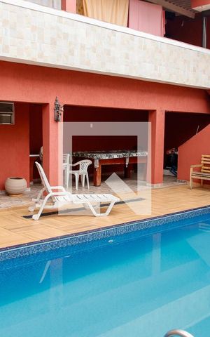 Casa à venda com 480m², 5 quartos e 6 vagas Casa à venda com 480m², 5 quartos e 6 vagasÁrea comum - Piscina