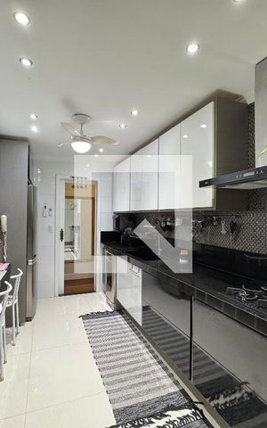 Apartamento à venda com 186m², 4 quartos e 3 vagas Apartamento à venda com 186m², 4 quartos e 3 vagasCozinha e Área de Serviço