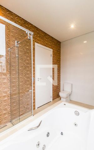 Casa de condomínio à venda com 524m², 4 quartos e 4 vagas Casa de condomínio à venda com 524m², 4 quartos e 4 vagasBanheiro da Suíte 2