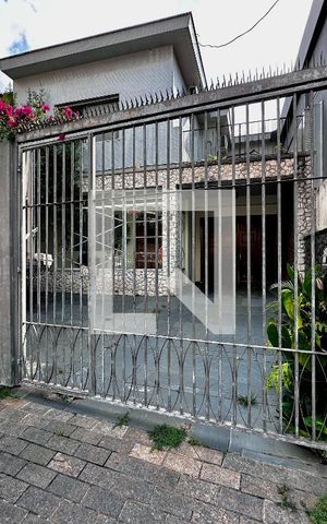 Casa à venda com 220m², 3 quartos e 3 vagas Casa à venda com 220m², 3 quartos e 3 vagasFachada