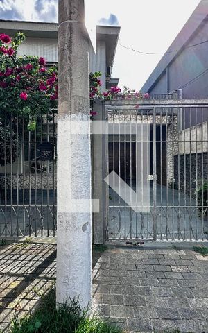 Casa à venda com 220m², 3 quartos e 3 vagas Casa à venda com 220m², 3 quartos e 3 vagasFachada