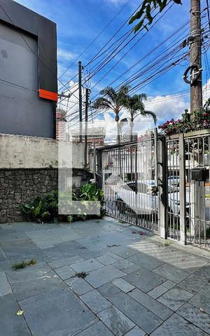 Casa à venda com 220m², 3 quartos e 3 vagas Casa à venda com 220m², 3 quartos e 3 vagasGaragem