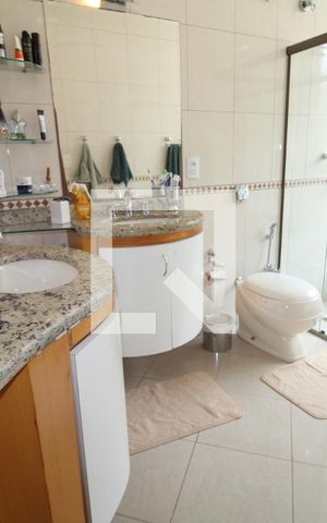 Casa à venda com 419m², 5 quartos e 6 vagasQuarto 2 - Banheiro