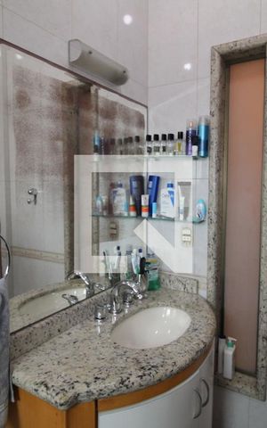 Casa à venda com 419m², 5 quartos e 6 vagasQuarto 4 - Banheiro