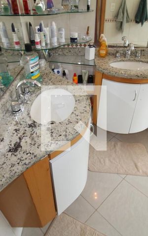 Casa à venda com 419m², 5 quartos e 6 vagasQuarto 2 - Banheiro