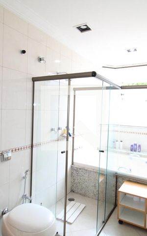 Casa à venda com 419m², 5 quartos e 6 vagasQuarto 2 - Banheiro