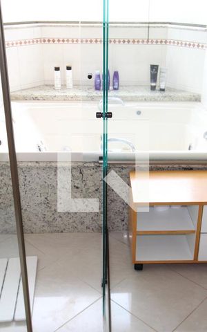 Casa à venda com 419m², 5 quartos e 6 vagasQuarto 1 - Banheiro
