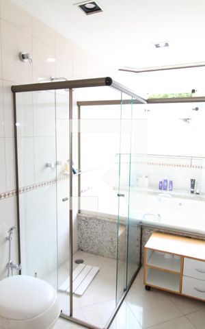 Casa à venda com 419m², 5 quartos e 6 vagasQuarto 1 - Banheiro