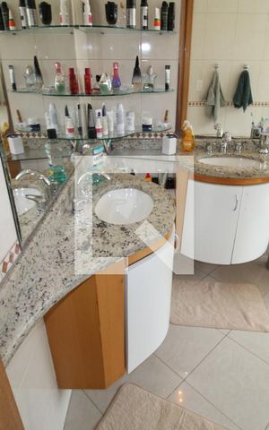 Casa à venda com 419m², 5 quartos e 6 vagasQuarto 2 - Banheiro
