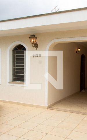 Casa à venda com 180m², 3 quartos e 4 vagas Casa à venda com 180m², 3 quartos e 4 vagasÁREA EXTERNA FRENTE