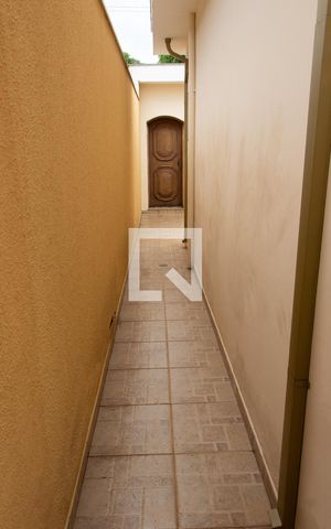 Casa à venda com 180m², 3 quartos e 4 vagas Casa à venda com 180m², 3 quartos e 4 vagasÁREA EXTERNA LATERAL