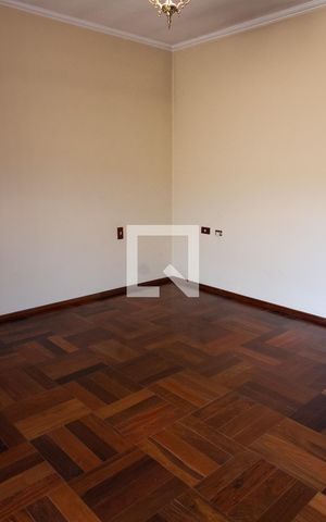 Casa à venda com 180m², 3 quartos e 4 vagas Casa à venda com 180m², 3 quartos e 4 vagasSUITE