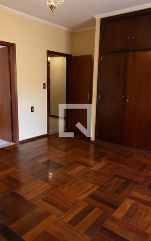 Casa à venda com 180m², 3 quartos e 4 vagas Casa à venda com 180m², 3 quartos e 4 vagasSUITE