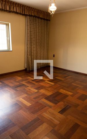 Casa à venda com 180m², 3 quartos e 4 vagas Casa à venda com 180m², 3 quartos e 4 vagasSUITE