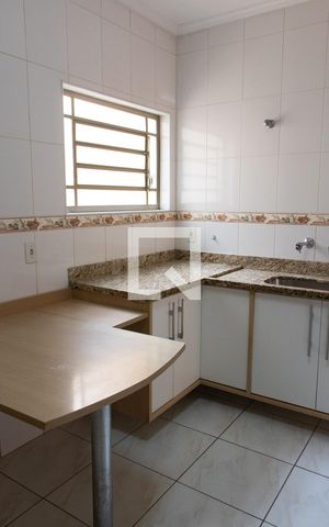 Casa à venda com 180m², 3 quartos e 4 vagas Casa à venda com 180m², 3 quartos e 4 vagasCOZINHA
