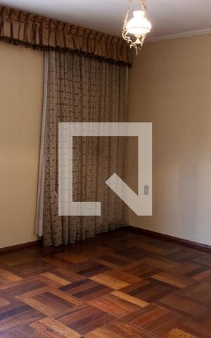 Casa à venda com 180m², 3 quartos e 4 vagas Casa à venda com 180m², 3 quartos e 4 vagasSUITE