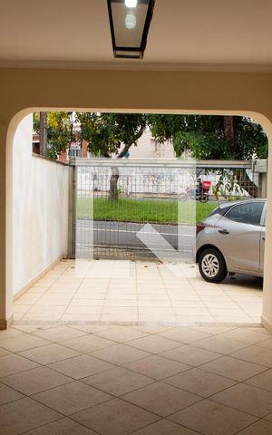 Casa à venda com 180m², 3 quartos e 4 vagas Casa à venda com 180m², 3 quartos e 4 vagasÁREA EXTERNA GARAGEM