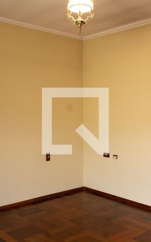 Casa à venda com 180m², 3 quartos e 4 vagas Casa à venda com 180m², 3 quartos e 4 vagasSUITE