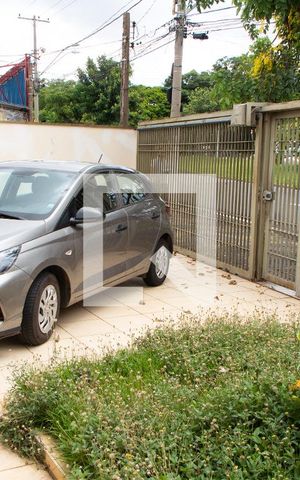 Casa à venda com 180m², 3 quartos e 4 vagas Casa à venda com 180m², 3 quartos e 4 vagasÁREA EXTERNA FRENTE