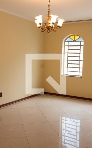 Casa à venda com 180m², 3 quartos e 4 vagas Casa à venda com 180m², 3 quartos e 4 vagasSala