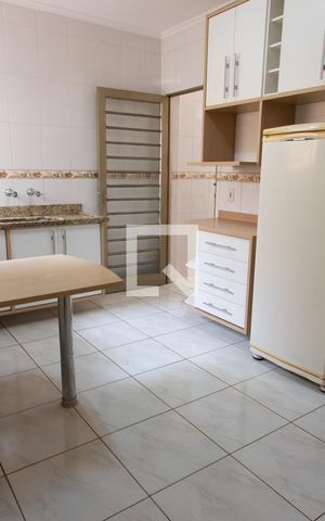 Casa à venda com 180m², 3 quartos e 4 vagas Casa à venda com 180m², 3 quartos e 4 vagasCOZINHA