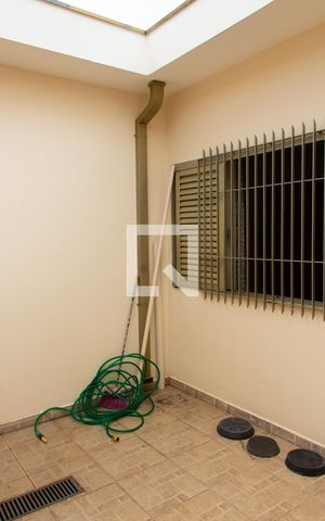 Casa à venda com 180m², 3 quartos e 4 vagas Casa à venda com 180m², 3 quartos e 4 vagasÁREA EXTERNA LATERAL