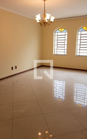 Casa à venda com 180m², 3 quartos e 4 vagas Casa à venda com 180m², 3 quartos e 4 vagasSALA