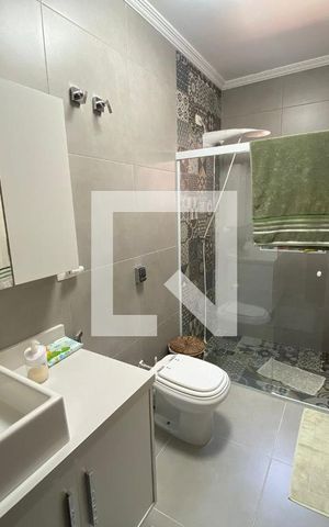 Casa à venda com 310m², 4 quartos e 2 vagas Casa à venda com 310m², 4 quartos e 2 vagasBanheiro