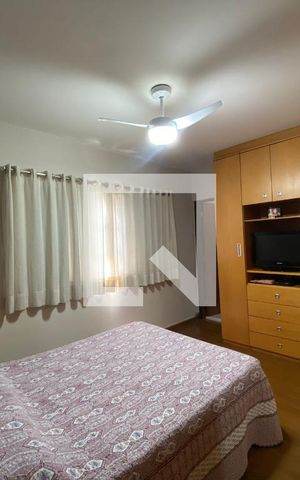 Casa à venda com 310m², 4 quartos e 2 vagas Casa à venda com 310m², 4 quartos e 2 vagasQuarto
