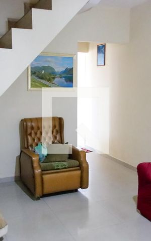 Casa à venda com 190m², 3 quartos e 2 vagas Casa à venda com 190m², 3 quartos e 2 vagasSala