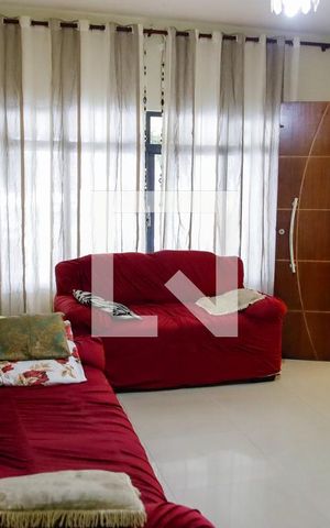 Casa à venda com 190m², 3 quartos e 2 vagas Casa à venda com 190m², 3 quartos e 2 vagasSala