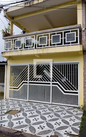 Casa à venda com 190m², 3 quartos e 2 vagas Casa à venda com 190m², 3 quartos e 2 vagasFachada
