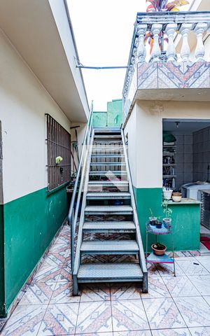 Casa à venda com 100m², 3 quartos e 2 vagas Casa à venda com 100m², 3 quartos e 2 vagasEscada