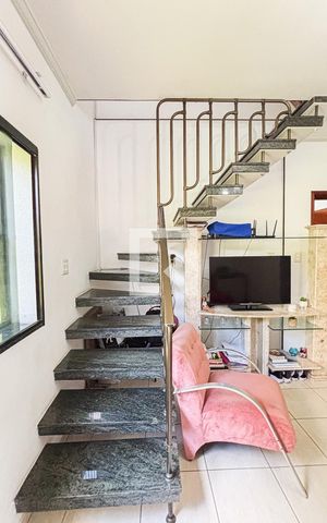 Casa à venda com 250m², 3 quartos e 2 vagas Casa à venda com 250m², 3 quartos e 2 vagasEscada