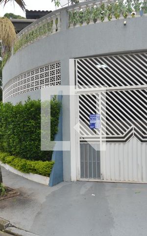 Casa à venda com 215m², 4 quartos e 2 vagasFachada