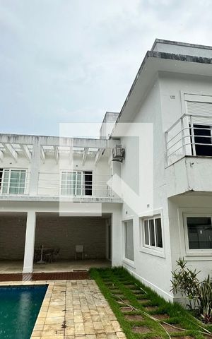 Casa de condomínio à venda com 500m², 4 quartos e 3 vagas Casa de condomínio à venda com 500m², 4 quartos e 3 vagasFachada