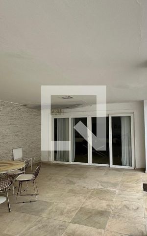 Casa de condomínio à venda com 500m², 4 quartos e 3 vagas Casa de condomínio à venda com 500m², 4 quartos e 3 vagasÁrea externa