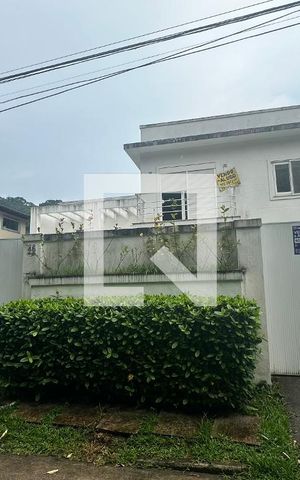 Casa de condomínio à venda com 500m², 4 quartos e 3 vagas Casa de condomínio à venda com 500m², 4 quartos e 3 vagasFachada