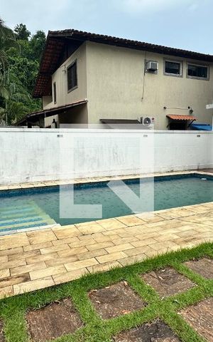 Casa de condomínio à venda com 500m², 4 quartos e 3 vagas Casa de condomínio à venda com 500m², 4 quartos e 3 vagasÁrea comum - Piscina