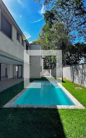Casa à venda com 712m², 4 quartos e 4 vagas Casa à venda com 712m², 4 quartos e 4 vagasVaranda/Quintal