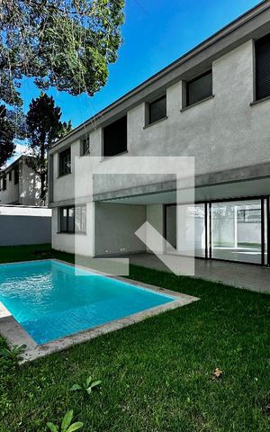 Casa à venda com 712m², 4 quartos e 4 vagas Casa à venda com 712m², 4 quartos e 4 vagasVaranda/Quintal
