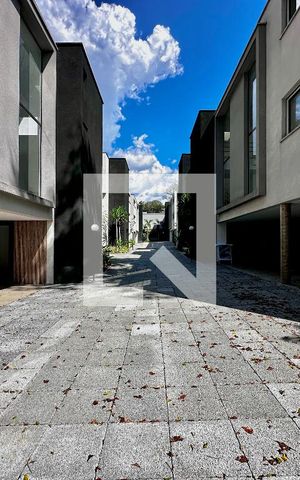 Casa à venda com 712m², 4 quartos e 4 vagas Casa à venda com 712m², 4 quartos e 4 vagasÁrea Comum