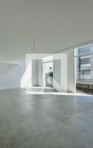 Casa à venda com 712m², 4 quartos e 4 vagas Casa à venda com 712m², 4 quartos e 4 vagasSala