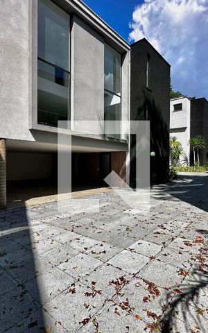 Casa à venda com 712m², 4 quartos e 4 vagas Casa à venda com 712m², 4 quartos e 4 vagasÁrea Comum