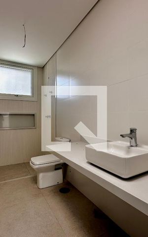 Casa à venda com 712m², 4 quartos e 4 vagas Casa à venda com 712m², 4 quartos e 4 vagasBanheiro Suíte 1